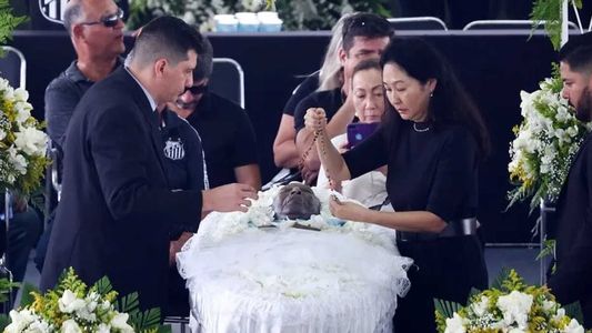 Los restos de Pelé fueron embalsamados para que el velatorio pueda ser a cajón abierto