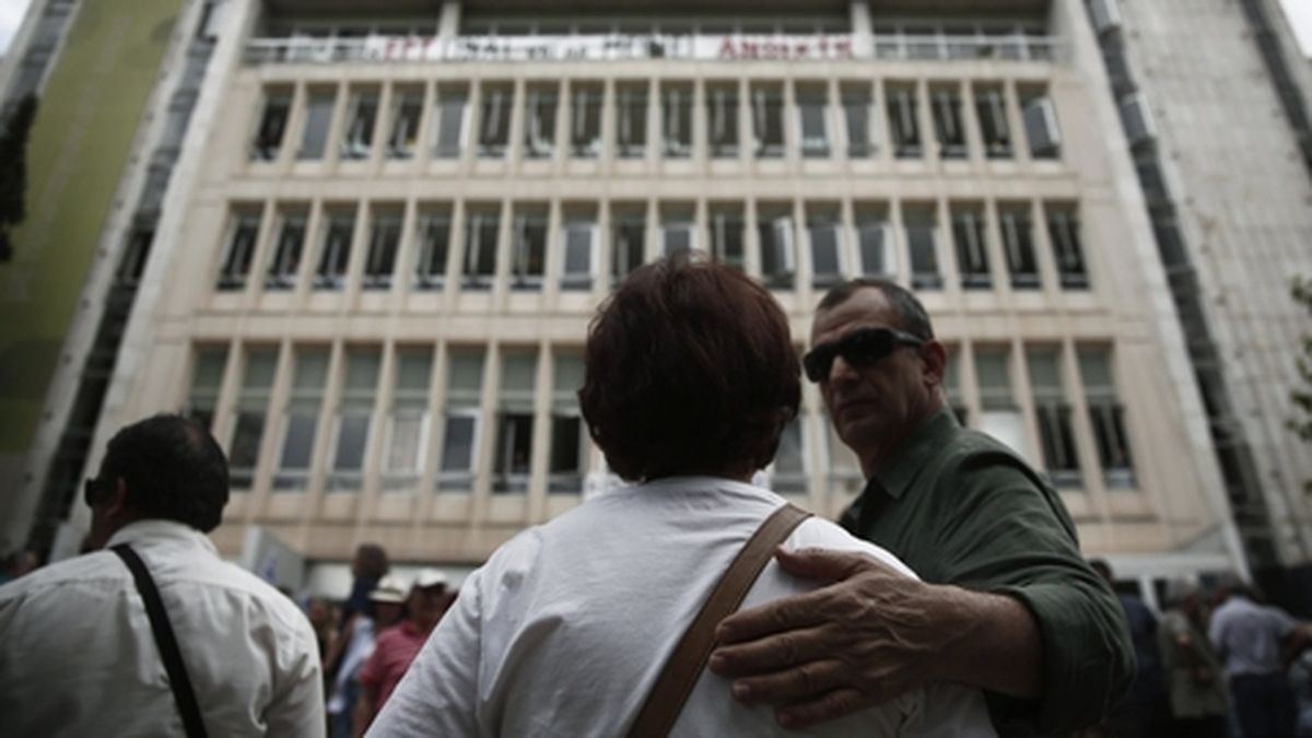 Trabajadores de la televisión permanecen atrincherados en un estudio del edificio central del ERT. (Foto: Reuters)