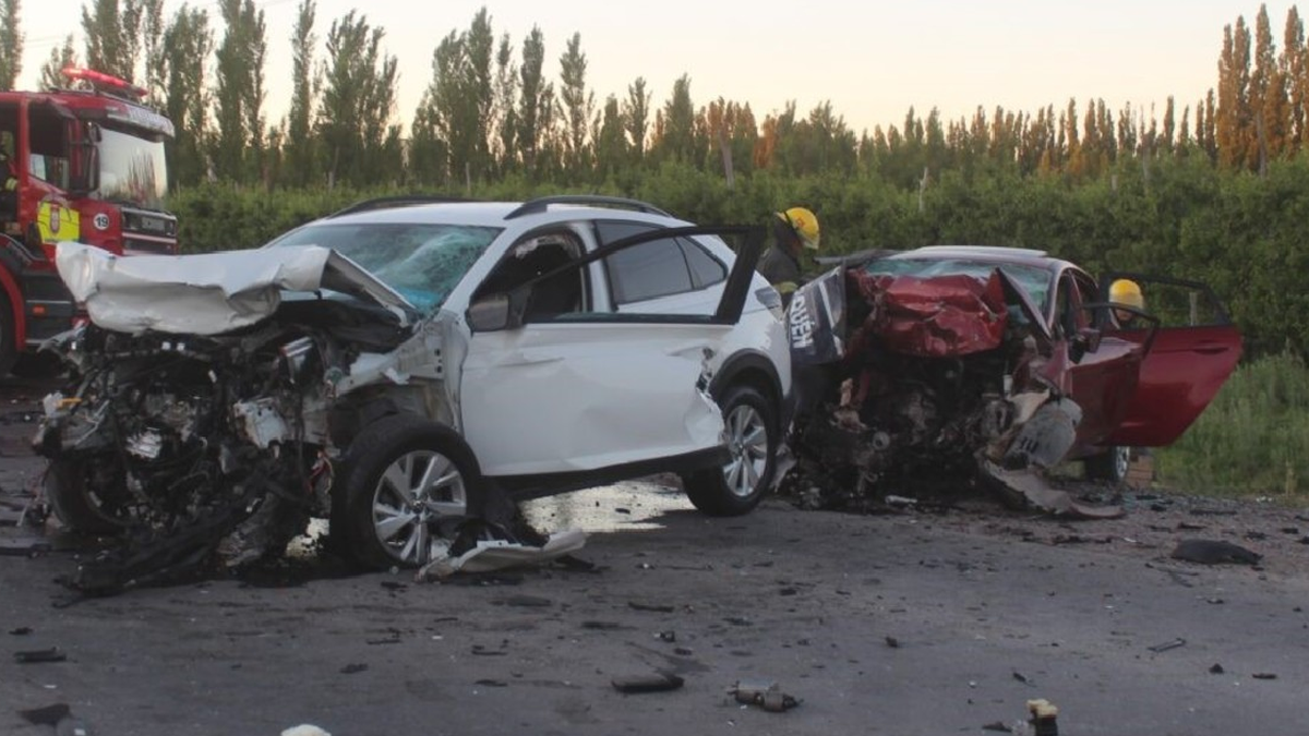 Dos j&oacute;venes de 21 a&ntilde;os y un hombre murieron tras un violento impacto frontal en ruta 7. (Foto: Centenario Digital)