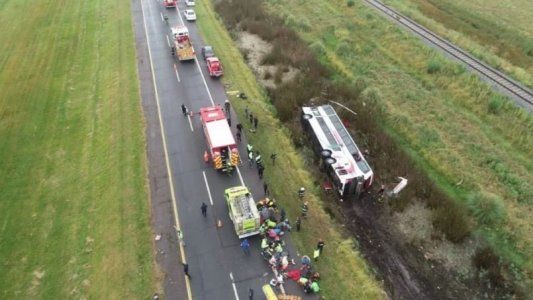 Un micro que viajaba a Mar del Plata volcó en la ruta 2: hay al menos 30 heridos