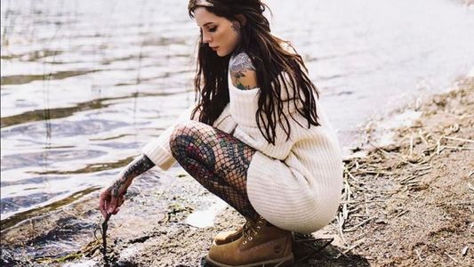 Cande Tinelli nos deleita con un topless y una revelación