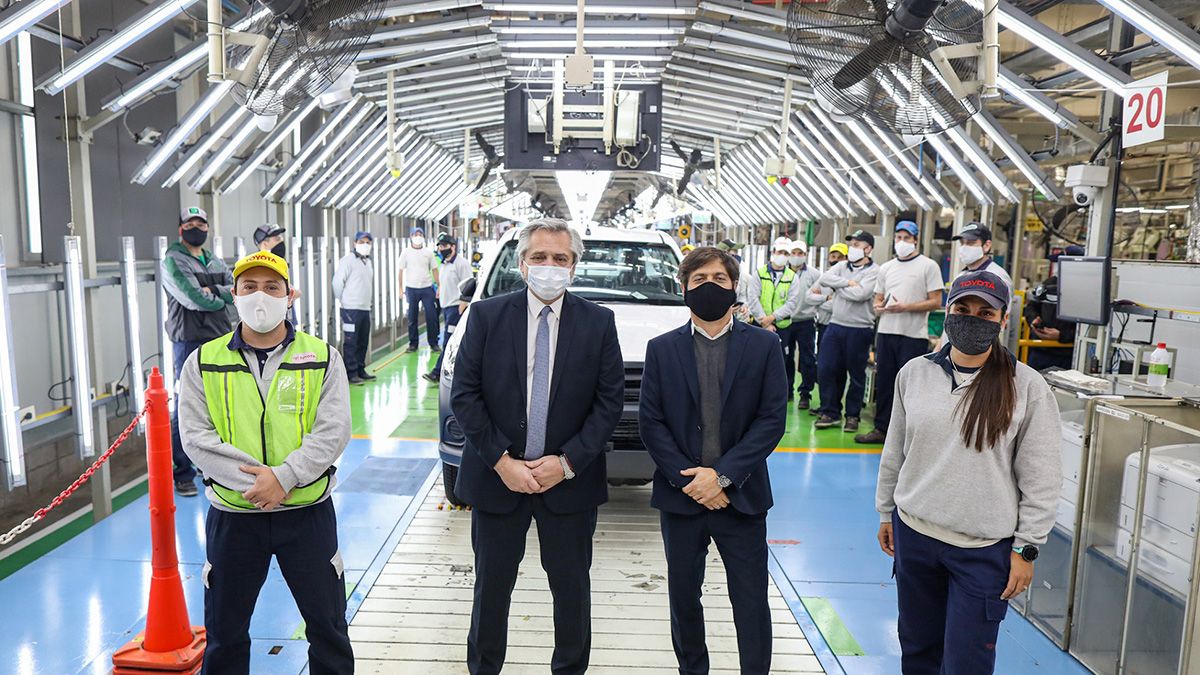 Alberto Fernández y Axel Kicillof, durante una visita a la planta de Toyota, en mayo de 2020.