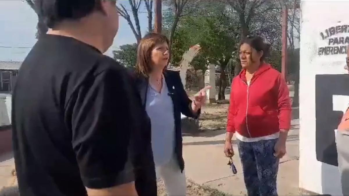 Patricia Bullrich fue al barrio Emerenciano Sena y se cruzó con militantes: Mándese a mudar de acá