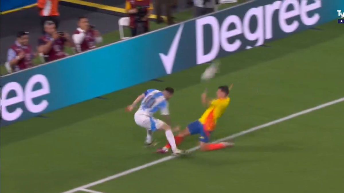 Messi gira y se tuerce el tobillo derecho, lo más preocupante del primer tiempo de la final. (foto: Captura de TV) Messi gira y se tuerce el tobillo derecho, lo más preocupante del primer tiempo de la final. (foto: Captura de TV)