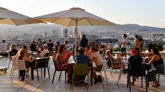 Lejos del confinamiento, España busca otras estrategias para contener los rebrotes