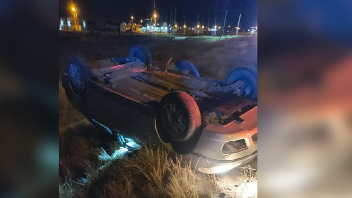 Un vuelco en Bahía Blanca de un vehículo que llevaba 14 personas a bordo