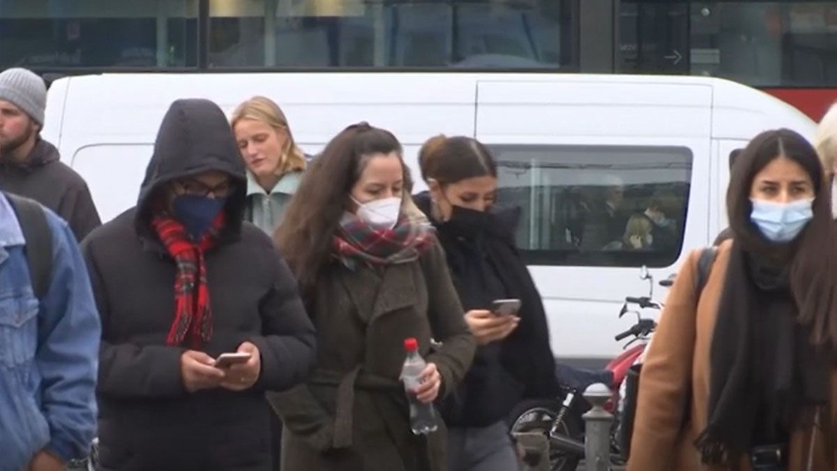 Los que se resisten a vacunarse impulsan la cuarta ola de coronavirus en el invierno en Europa (Foto: AP)