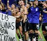 La bandera que mostraron los jugadores de la Selección tras vencer a Inglaterra: Las Malvinas son argentinas
