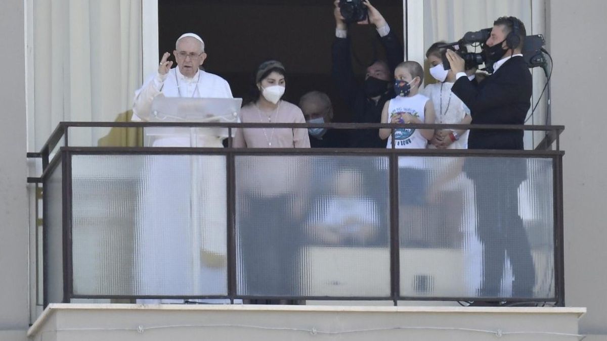 El papa Francisco dio su mensaje dominical desde la clínica en la que fue operado hace una semana.&nbsp;