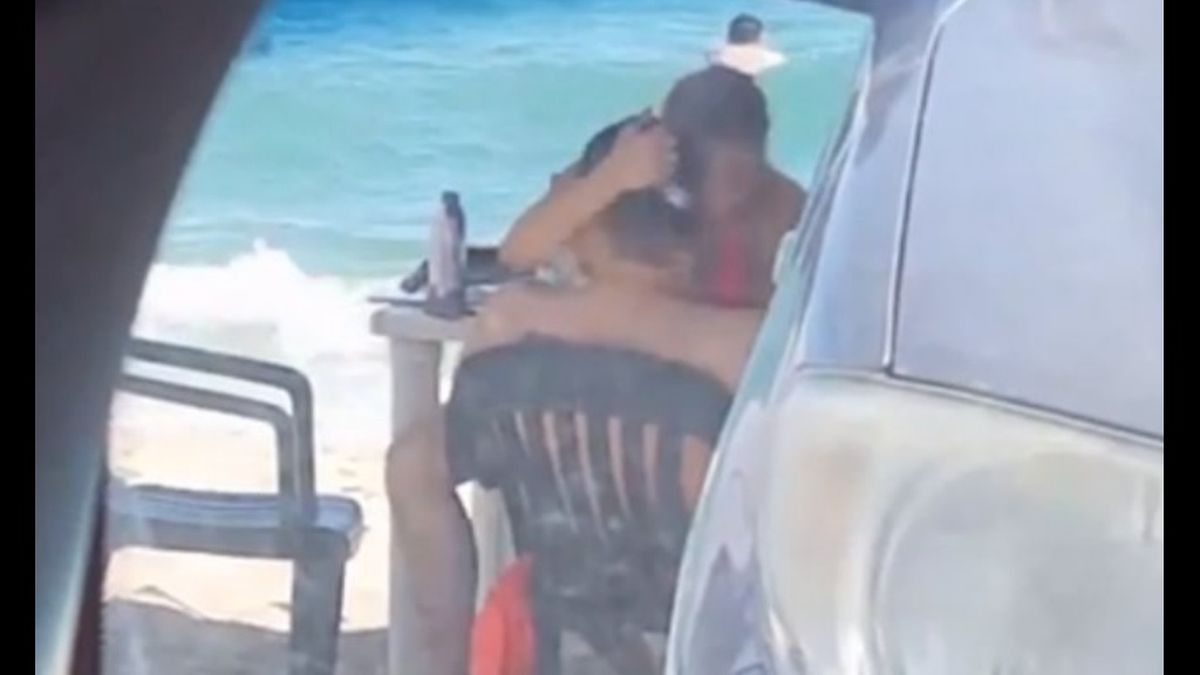 Una pareja fue escrachada mientras tenía relaciones en la playa foto