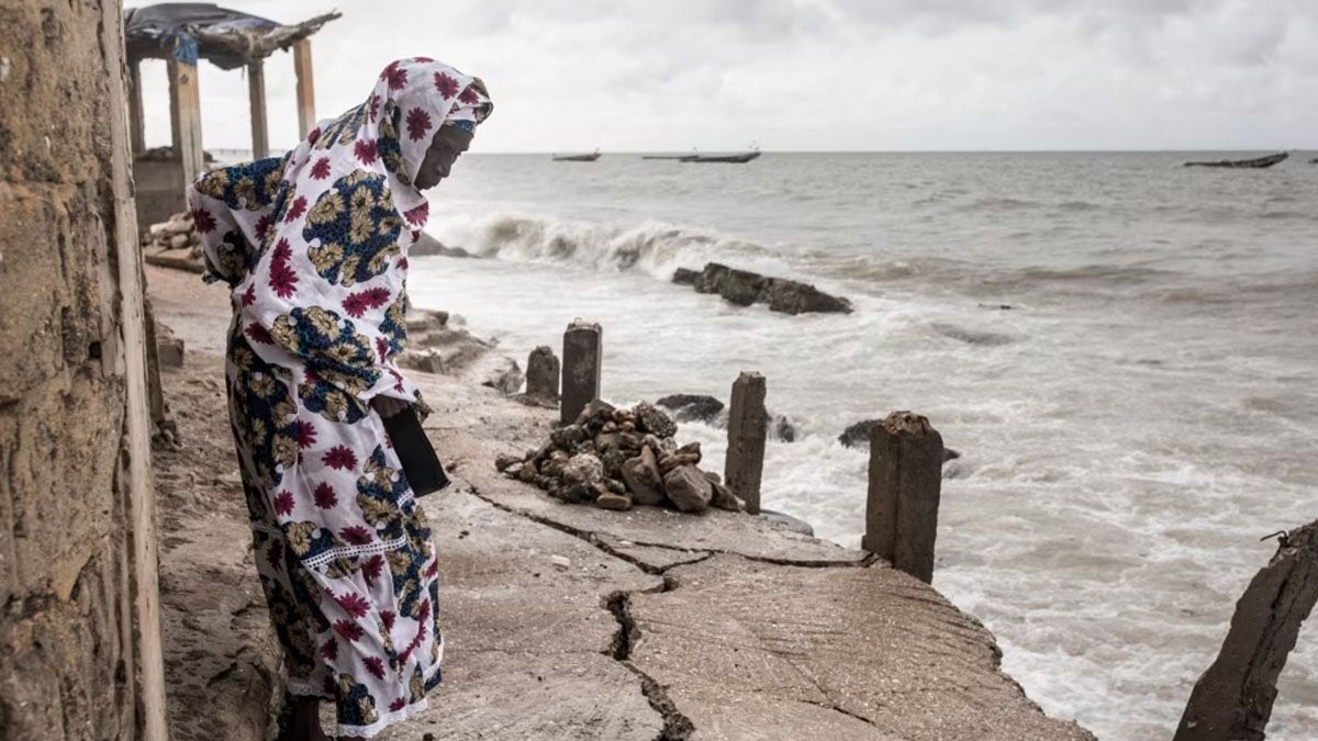 Senegal: por el cambio climático una mujer lucha con una pala contra el constante aumento del nivel del mar (Foto: gentileza VOA).
