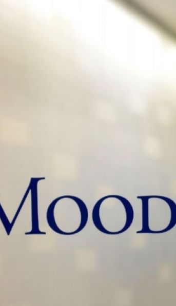 Moodys mejoró la calificación de la deuda argentina y elevó la perspectiva del país a positiva