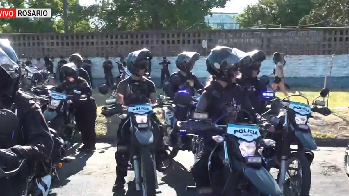Protesta salarial en Santa Fe: policías cortan la calle tras no ser recibidos por el Gobierno provincial