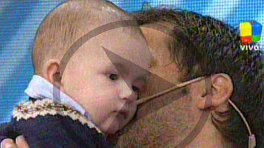 Toti Pasman con su hijo Benjamín en brazos
