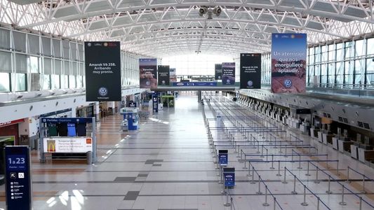 Una mujer realizó una falsa amenaza de bomba en el aeropuerto de Ezeiza para que su novio no perdiera el avión