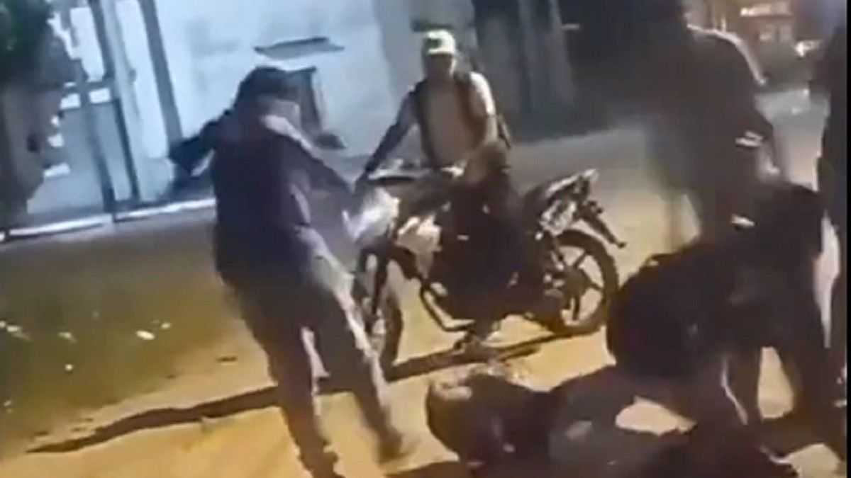 Salta. La feroz agresión contra uno de los chicos (Foto: captura de video).