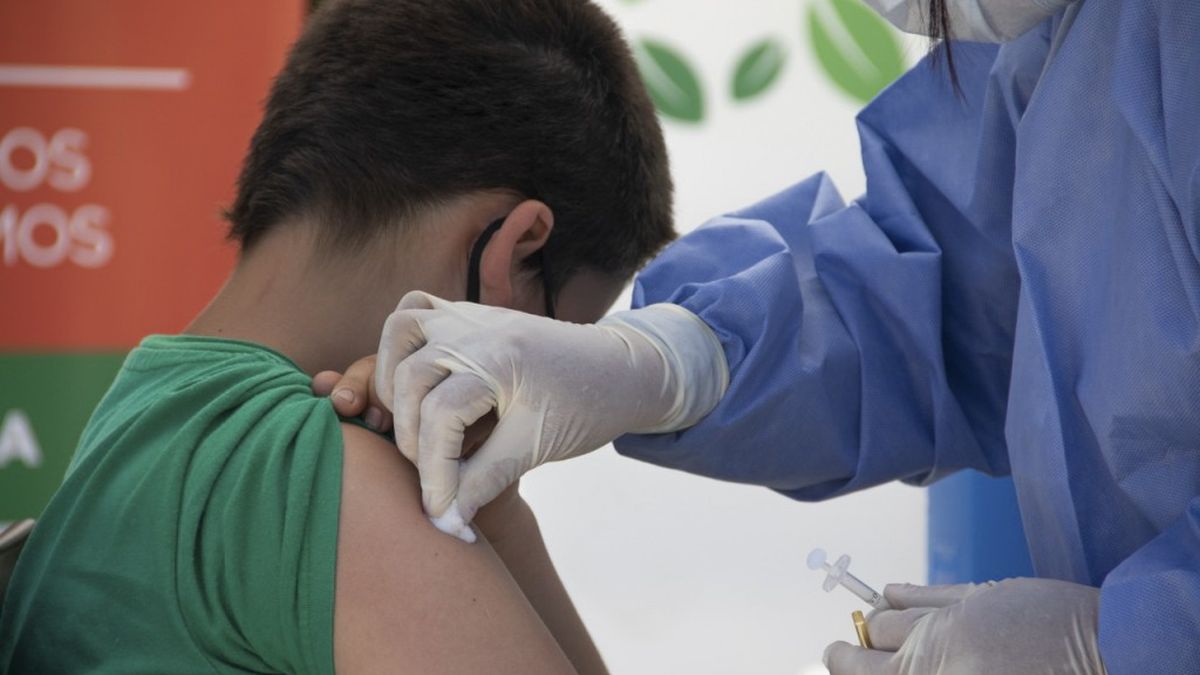 Frente a la suba de casos de coronavirus, la vacunación fue clave para bajar el impacto de la mortalidad (Foto: NA).