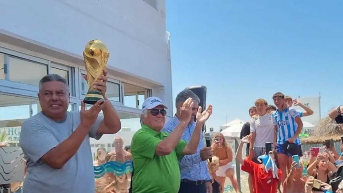 Claudio Tapia llevó la Copa del Mundo a Mar del Plata