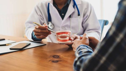 Nunca antes visto: un dentista regala una limpieza dental a quien le gane en un videojuego