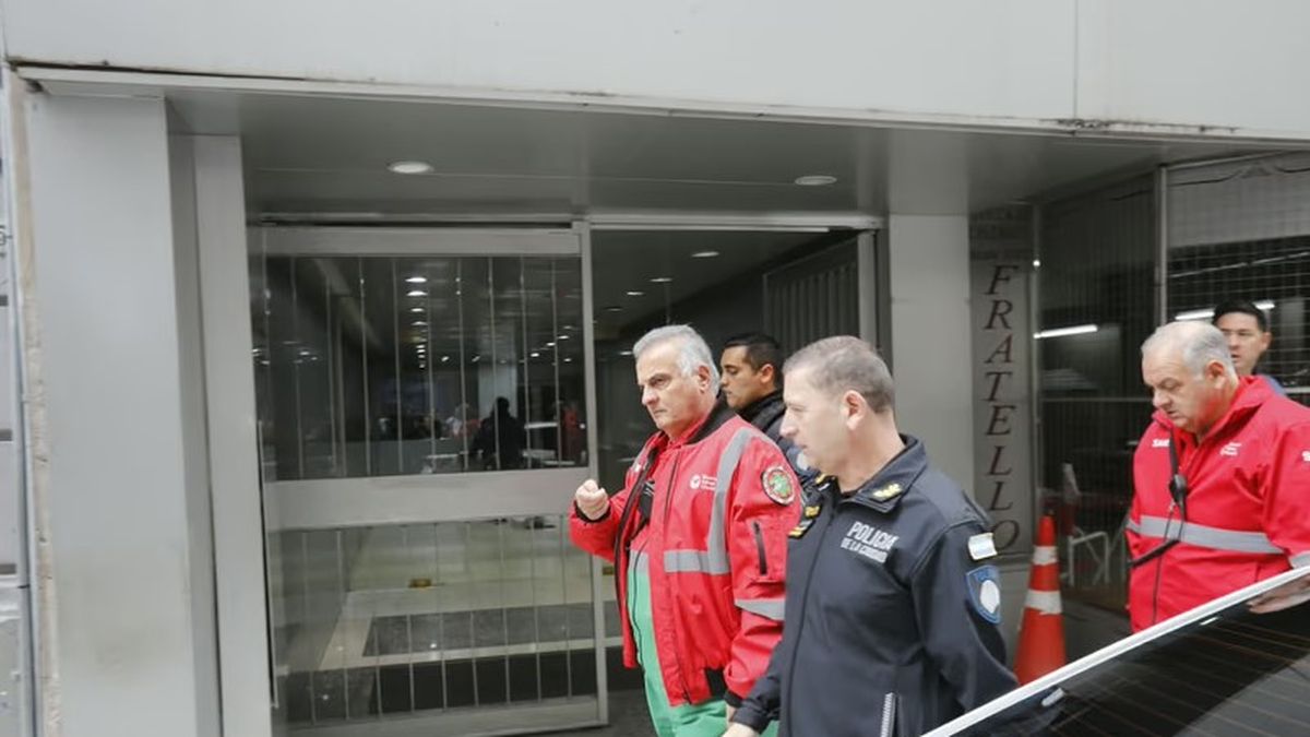Personal del SAME trabaja en el lugar. (Foto: NA)