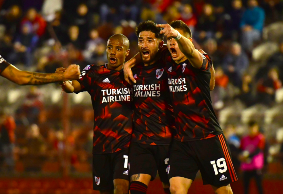 Superliga: River goleó 4-0 a Huracán como visitante y alcanzó la línea de Boca