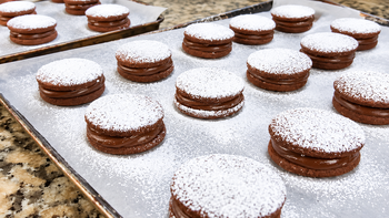 Alfajores de cacao, naranja y dulce de leche: la receta fácil y súper deliciosa para hacer en casa