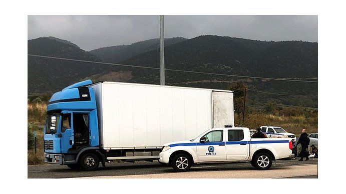 Grecia: encontraron vivos a 41 inmigrantes en un camión refrigerado