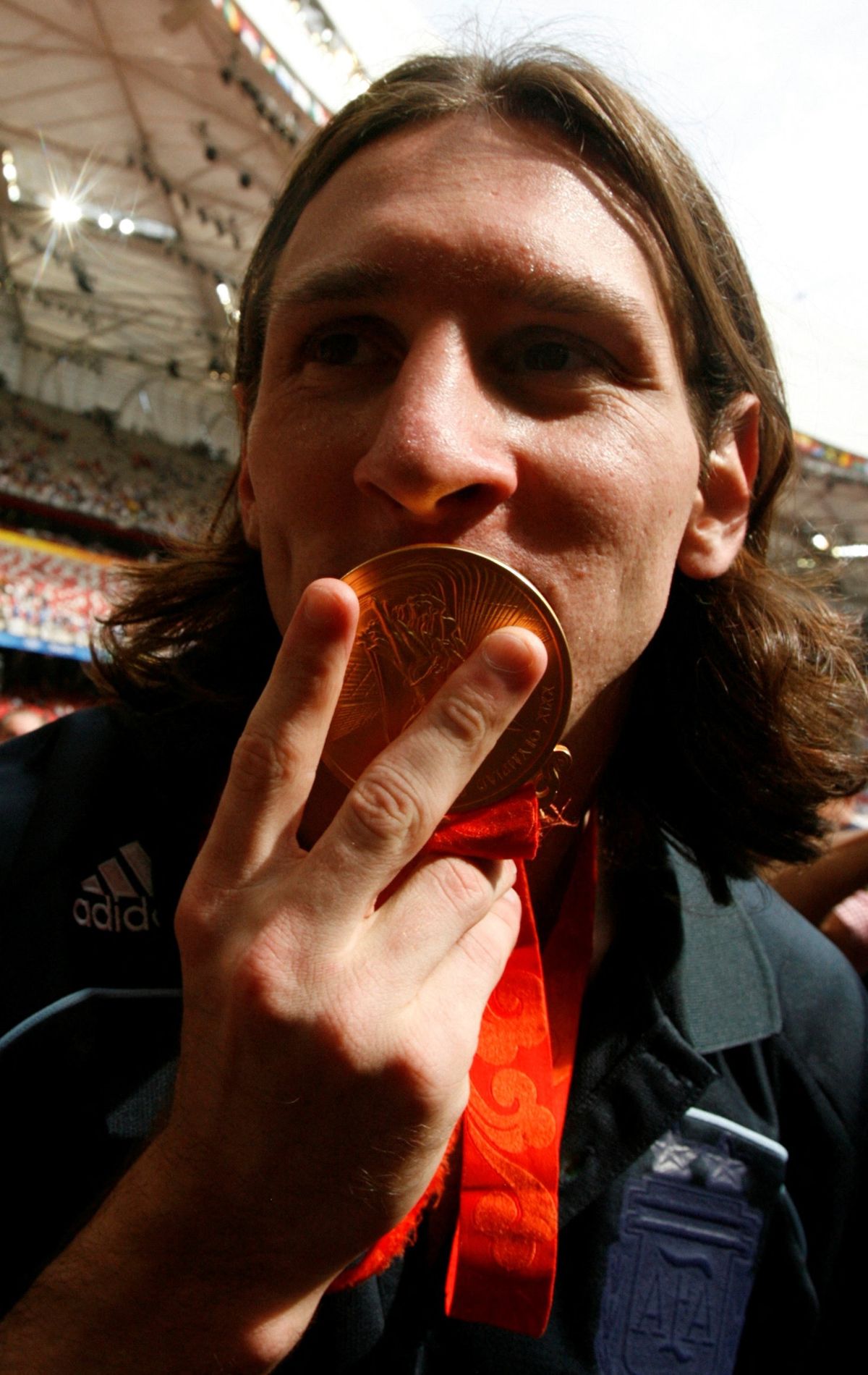 Lionel Messi celebra la medalla de oro que consigui&oacute; con la Selecci&oacute;n Argentina en los Juegos Ol&iacute;mpicos de Beijing 2008, su segundo t&iacute;tulo con el combinado nacional. (Foto: Reuters).