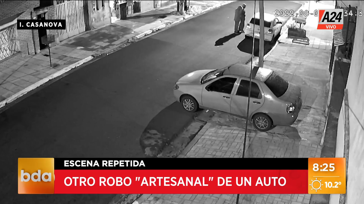 En Isidro Casanova robaron de forma artesanal un vehículo estacionado en la calle (Foto: captura de TV).