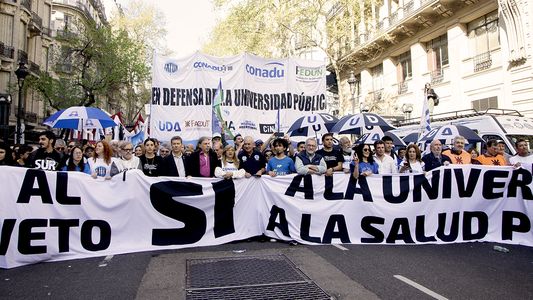 El Gobierno promulgó las leyes de emergencia pediátrica y financiamiento universitario, pero postergó su aplicación