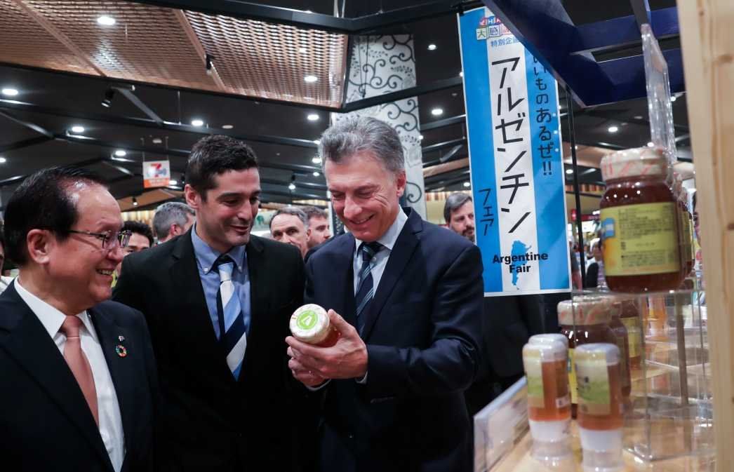 Macri fue al súper en Japón a ver cómo se venden los productos argentinos: ¿Habrá precios esenciales?