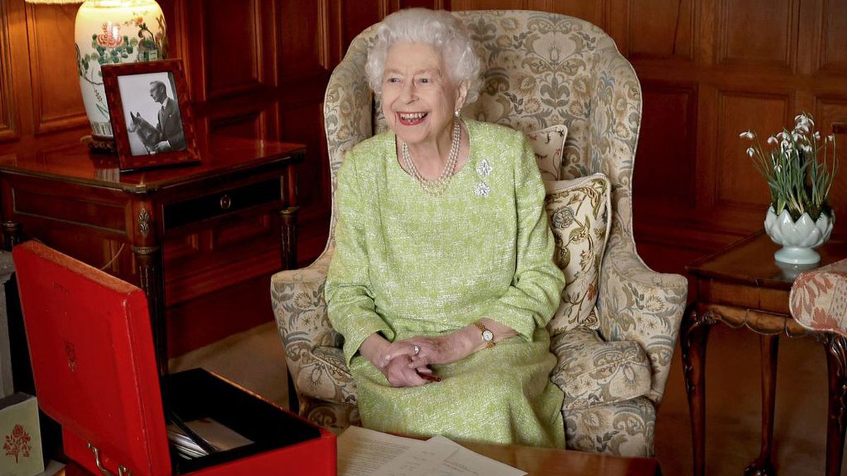 La reina Isabel II en su casa de Sandringham en el aniversario 70 de su coronación. (Fuente: Chris Jackson