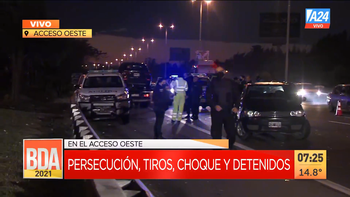 Persecución, tiroteo, choque y vuelco en el Acceso Oeste. (Captura de Tv) Persecución, tiroteo, choque y vuelco en el Acceso Oeste. (Captura de Tv)