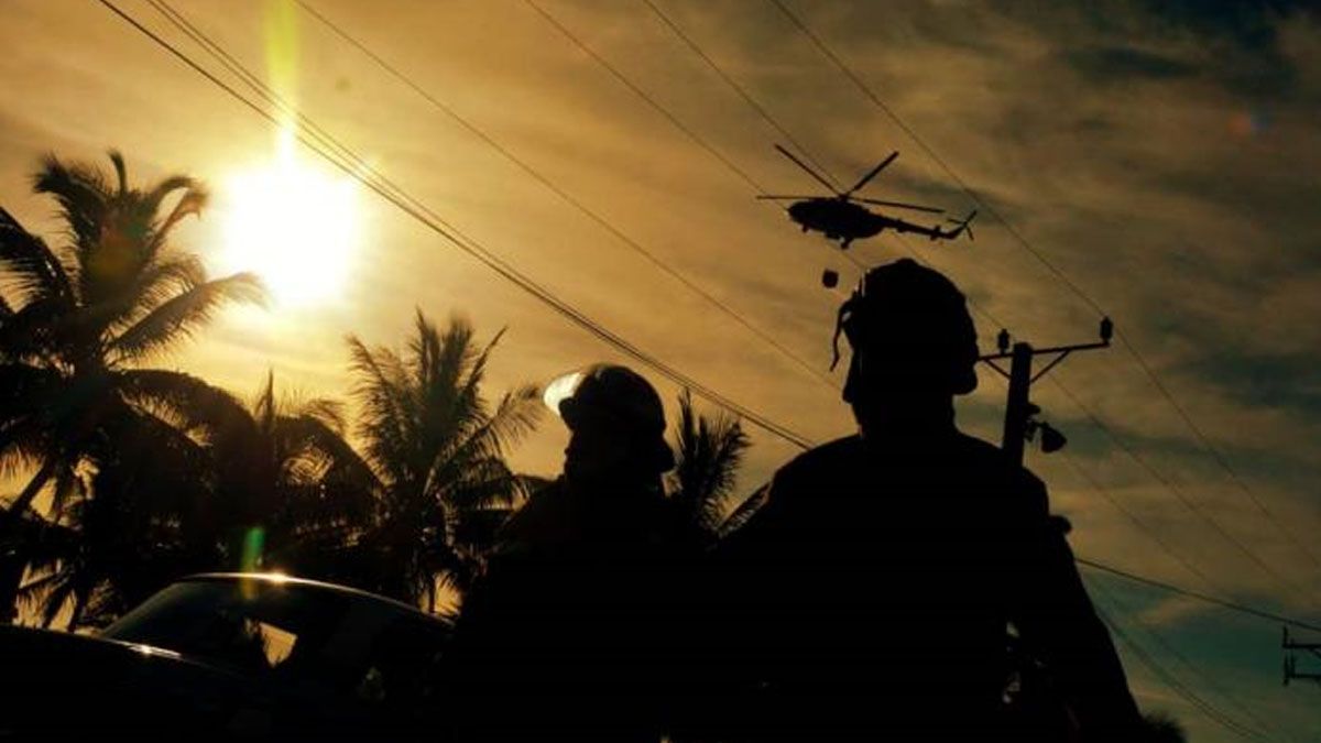 Bomberos observan la acción de los helicópteros contra el fuego en los depósitos de combustible (Foto: Granma)