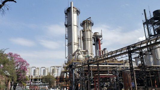 La industria azucarera asegura abastecimiento regular de alcohol, pero pide medidas al Gobierno