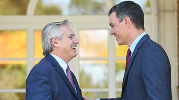Alberto Fernández felicitó a Pedro Sánchez por su extraordinaria elección en España