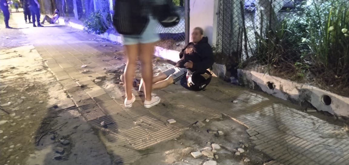 Un hombre intentó matar a su mujer mientras manejaba delante de sus dos hijos de 5 y 7 años