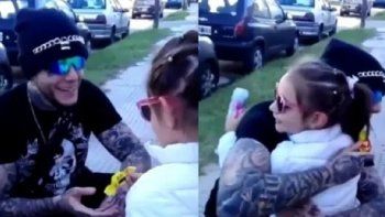 El video que muestra la otra cara de Alex Caniggia con una pequeña fan