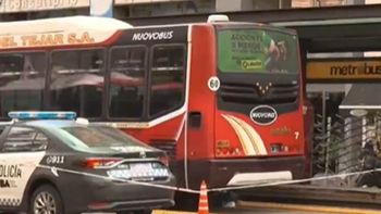 Tragedia en el Metrobús: una mujer bajó del colectivo y un detalle desencadenó el peor final