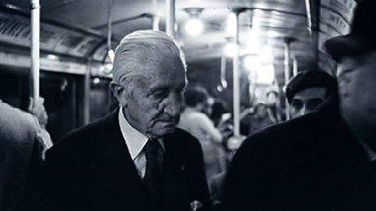 Arturo Illia viajando en el subterráneo años después de ser derrocado como presidente. (Foto: archivo)