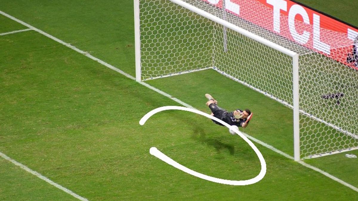La sombre de Dibu Martínez: ¿Forma las iniciales de Maradona?