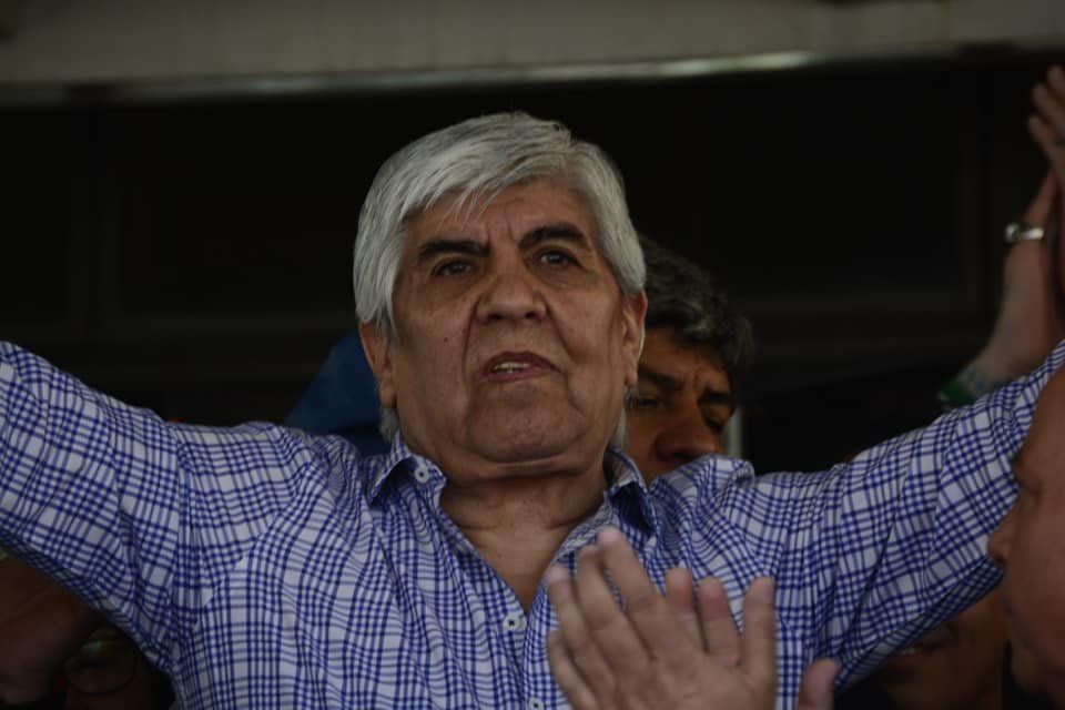 Hugo Moyano reconoció que se vacunó, pero negó haberlo hecho a través del Ministerio de Salud