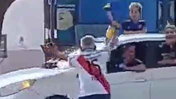 El viral del momento: un hincha de River saludó a los de Boca con un balde de Ayudín