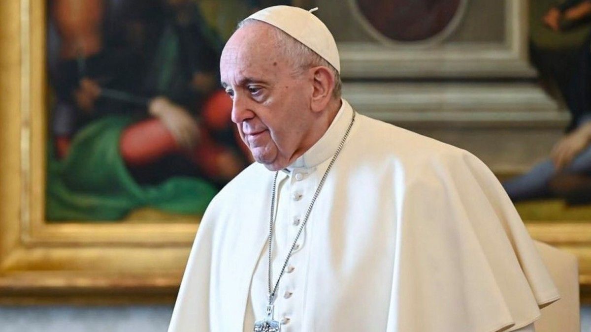 Los médicos le aconsejaron "no caminar" al Papa. 