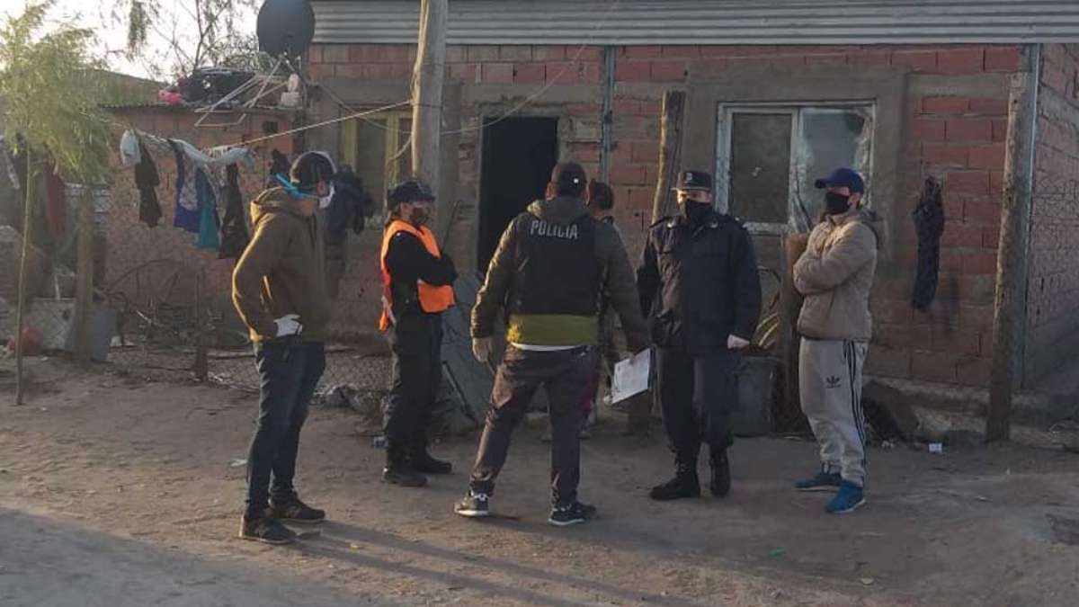 Tenían a un chico discapacitado encerrado dentro de una jaula