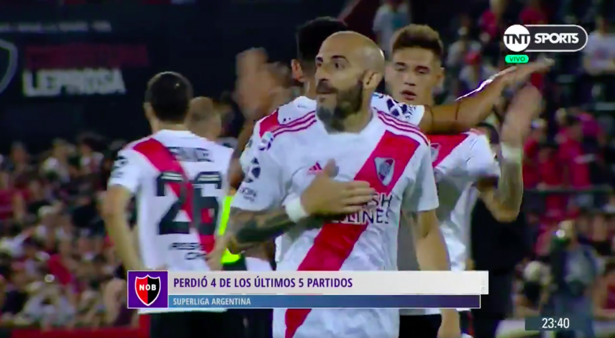 Las dos provocaciones de la noche: el gesto pecho frío de Pinola y el festejo de Leal a lo Gabigol