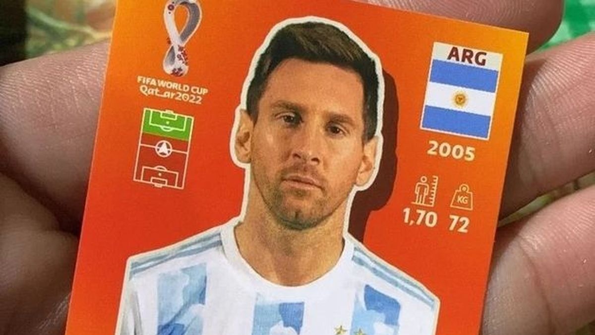 Lionel Messi un chico ofrece la figurita del Mundial para recuperar el