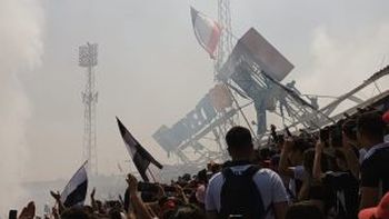 Derrumbe en el estadio de Colo Colo: las impresionantes imágenes de la caída de una tribuna