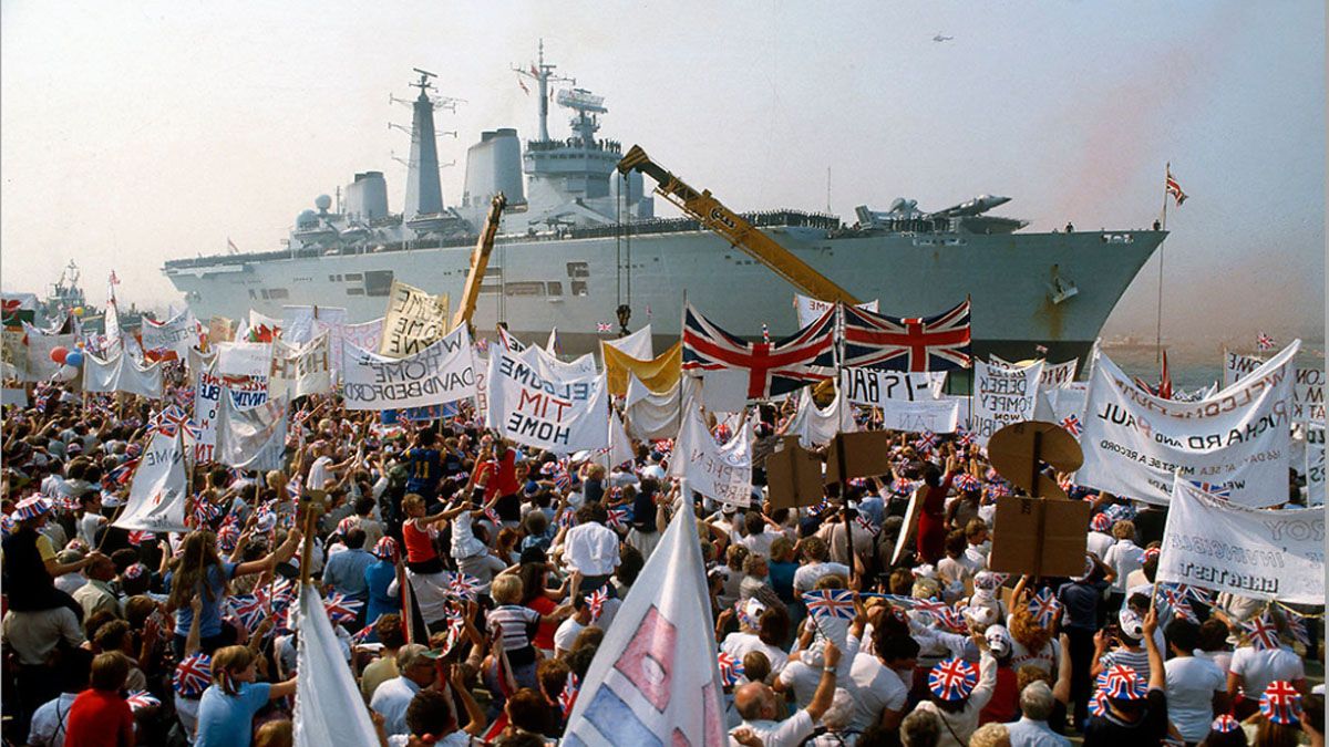 El portaaviones regresa al puerto ingles de Portsmouth luego de la guerra. Gran Bretaña jamás aceptó que el navío fuera dañado por los ataques aéreos de la Argentina (Foto: Archivo)