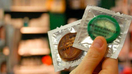 Una escuela de San Juan sancionó a un alumno que repartió preservativos